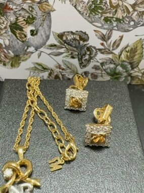 Nina Ricci*🔥 2Pcs Gold Tone*NR*necklace & clip Earrings-No callouts